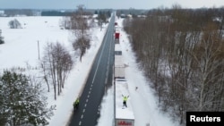 Черга з українських фур на кордоні із Польщею внаслідок блокади польських перевізників, Дорогуск-Ягодин, 4 грудня 2023. REUTERS/Kuba Stezycki