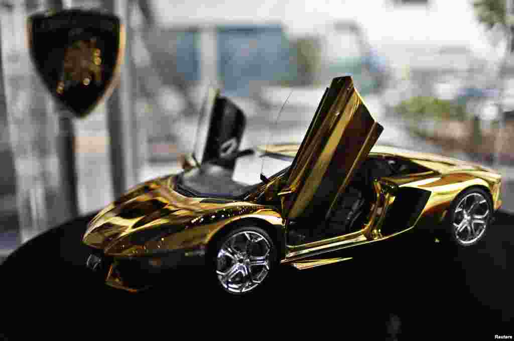 A prototype of a gold Lamborghini model that will be made of 500 kg of gold and diamonds is now on display in a showroom in Dubai, United Arab Emirates.