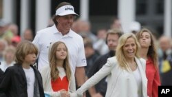 El estadounidense Phil Mickelson celebra junto a su familia la victoria en el Abierto británico en Muirfield, Escocia.