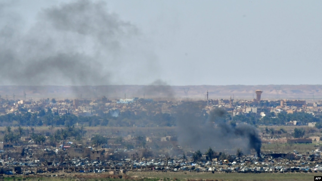 Dim se uzdiže sa poslednjih preostalih pozicija Islamske države u selu Baguz, dok traju borbe sa Sirijskim demokratskim snagama (SDF), u istočnoj sirijskoj pokrajini Deir el-Zour, 20. marta 2019.