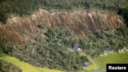 Rumah-rumah yang rusak akibat tanah longsor dan gempa bumi, di kota Atsuma, pulau Hokkaido, Jepang utara di Jepang, 6 September 2018. (Foto: dok).