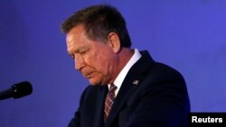 John Kasich yayinda yake bada sanarwar janyewarsa daga takarar neman shugabancin Amurka a karkashin jam'iyyar Republican