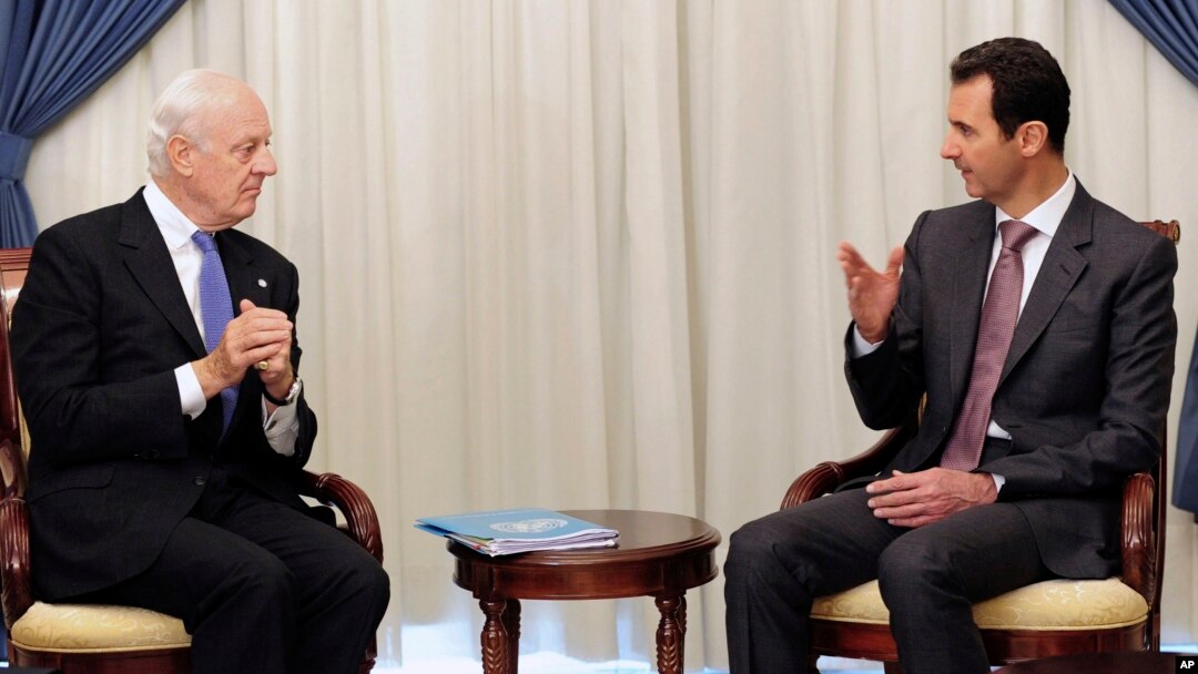 Tổng thống Syria Bashar Assad (phải) thảo luận với Đặc sứ LHQ về Syria Staffan de Mistura ở Damascus, ngày 10/11/2014.