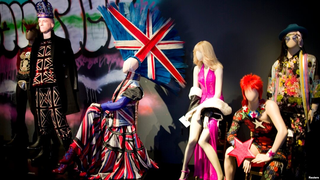 Manekin menampilkan karya Jean Paul Gaultier di Pameran Jean Paul Gaultier di Grand Palais, Paris, 30 Maret 2015. 
