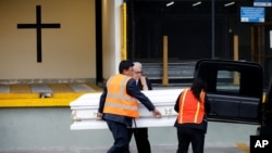 Trabajadores de una funeraria local cargan al ataúd con el cuerpo de Jakelin Caal en el Aeropuerto Internacional de La Aurara, Ciudad de Guatemala, antes de su funeral el 23 de diciembre del 2018