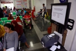 지난 2017년 5월 인도네시아 자카르타의 한 암 전문 병원이 '워너크라이' 사이버 공격을 받은 가운데 환자들이 순서를 기다리고 있다.