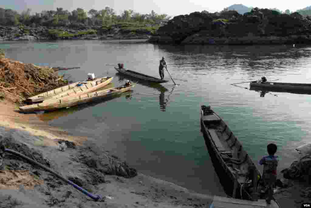 Fishermen prepare to launch from Don Khone. The Laos government is planning a $600 million dam for the area but has been reluctant to reveal details surrounding the proposal and the impact it will have on fish migration and fish stocks. (Luke Hunt for VOA