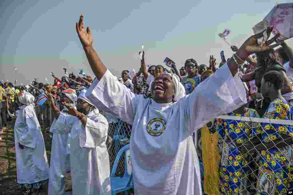 Fiéis cumprimentam o Papa Francisco à sua chegada ao Aeroporto de N&#39;dolo. Fev 1, 2023&nbsp;