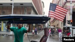 Una bici taxi con la bandera de Estados Unidos en La Habana. Hoy comienzan las conversaciones.