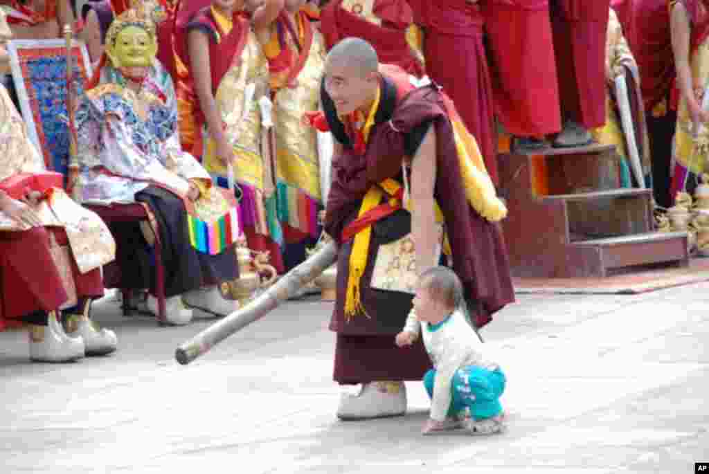 小朋友誤闖喇嘛舞的場地