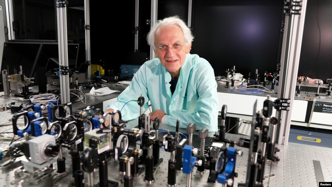 Ilmuwan Gerard Mourou, salah satu dari tiga penerima Hadiah Nobel untuk fisika 2018, berpose di laboratoriumnya di Ecole Polytechnique di Palaiseau, dekat Paris, Perancis, 2 Oktober 2018.