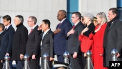 美国国防部长奥斯汀(右五)与韩国国防部长申元植(左四)参加在首尔的韩国国防部举行的韩国-联合国司令部成员国防长会议之前出席欢迎仪式。(2023年11月17日)
