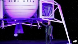 Джефф Безос перед моделью прототипа космического аппарата для посадки на Луну. 9 мая 2019 года