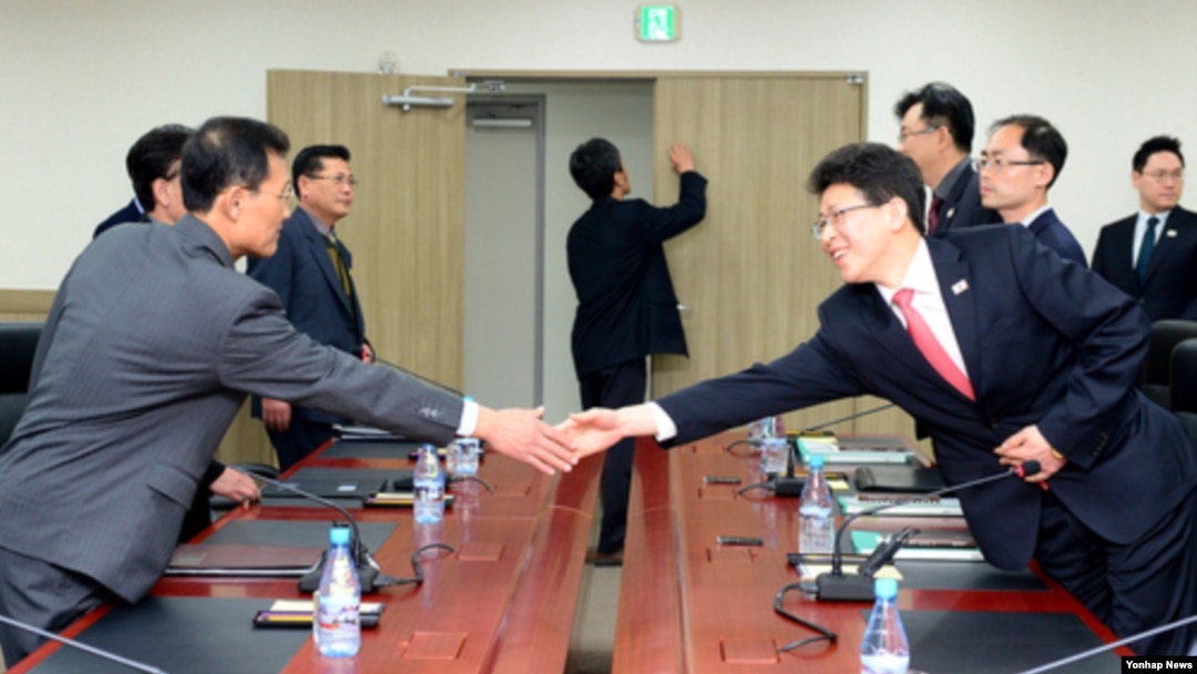 개성공단에서 발생하는 상사 분쟁 사건을 처리할 남북 공동 기구인 상사중재위원회의 첫 회의가 지난 달 13일 개성공단 종합지원센터에서 열렸다. 이날 회의에 앞서 참석자들이 인사를 나누고 있다. (자료사진)