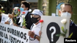 En la imagen de archivo protestantes frente a las instalaciones de la Fuerza Aérea de El Salvador cuando el ejército rechazó una solicitud de un juez para acceder a los archivos sobre la masacre de El Mozote en 1981, en Ilopango, El Salvador, el 12 de octubre de 2020.