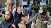 Sejumlah perempuan mengenakan hijab saat berjalan di alun-alun Vanak, Teheran, Iran, pada 4 September 2023. (Foto: AFP/Atta Kenare)