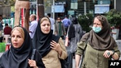 Sejumlah perempuan mengenakan hijab saat berjalan di alun-alun Vanak, Teheran, Iran, pada 4 September 2023. (Foto: AFP/Atta Kenare)