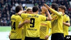 Juara bertahan Bundesliga, klub Borussia Dortmund, sementara memimpin Bundesliga dengan menyisakan 5 pertandingan lagi.