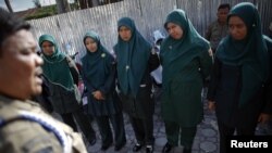 Polisi syariah perempuan atau Wilayatul Hisbah (WH) menerima instruksi dari komandan sebelum berpatroli di Banda Aceh. (Foto: dok)