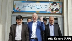 Gianni Infantino, le président de la FIFA (c) en compagnie du président de la fédération iranienne, Mehdi Taj (d), après sa rencontre avec le ministre iranien des Sports et de la Jeunesse lors de sa visite à Téhéran le 1er mars 2018.