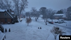 Jalanan di Olney, Maryland, Amerika Serikat yang tertutup salju, 11 Februari 2025 dalam tangkapan layar yang diperoleh dari video media sosial ini. (Tim Pruss, via X@MyDronePro/via REUTERS)