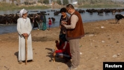 (FILE) A person from the Iraq Planning Ministry carries out the national population census in Najaf, Iraq, November 20, 2024.