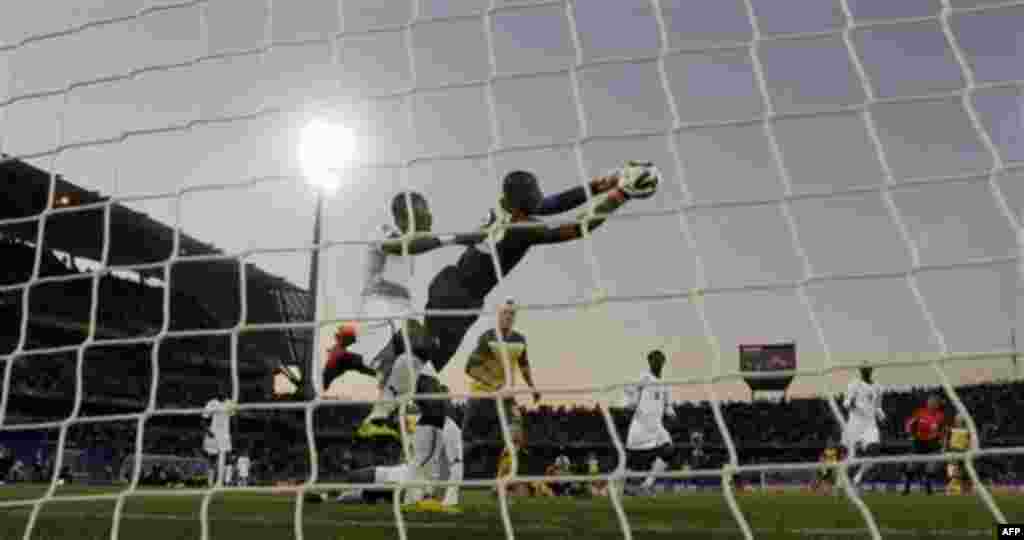 Ghana goalkeeper Richard Kingson, front right, grabs the ball during the World Cup group D soccer match between Ghana and Australia at Royal Bafokeng Stadium in Rustenburg, South Africa, on Saturday, June 19, 2010. (AP Photo/Ivan Sekretarev)