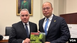CECC共同主席克里斯·史密斯与黎智英儿子黎崇恩合影。(2026年9月16日，美国之音记者李逸华摄)