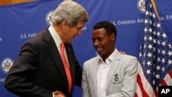 Menlu AS John Kerry (kiri) berbicara dengan Lelisa Desisa, pelari marathon Ethiopia juara lomba marathon Boston di Addis Ababa (26/5). 