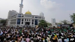 Para pendukung PM Sri Lanka Ranil Wickremesinghe berkumpul di luar kediamannya di Kolombo, Sri Lanka, Selasa (30/10).