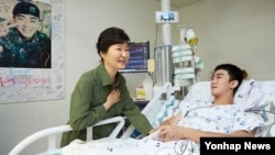 박근혜 대통령이 6일 오후 분당서울대병원을 방문해 8월4일 북한 지뢰도발로 인해 부상을 당한 하재헌 하사를 격려하고 있다. (사진=연합뉴스)