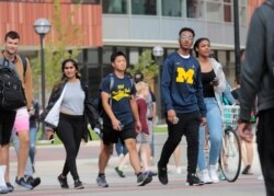 미시간대학교 학생들이 교정을 걷고 있다.