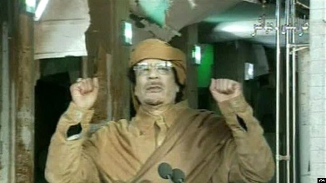 Televisi pemerintah Libya menyiarkan pidato Moammar Gaddafi di Tripoli, Libya (22/2). Gaddafi bersumpah untuk terus melawan para demonstran yang menuntutnya mundur.