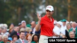 Archivo - Lorena Ochoa hace el tiro de apertura del torneo amateur de golf de Augusta, Canadá, el 6 de abril de 2019.