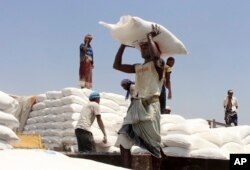 ورلڈ فوڈ پروگرام کے تحت یمن کے قحط زدہ افراد کو خوراک فراہم کی جا رہی ہے۔