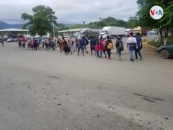 Solos o acompañados migrantes prosiguen su ruta. Foto Oscar Ortíz/VOA.