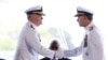 新任美軍印太司令部司令的薩繆爾·帕帕羅（Samuel Paparo）海軍上將（左）在美國檀香山舉行的交接儀式上與即將卸任的海軍上將約翰·阿奎利諾（John Aquilino）握手。2024年5月3日。