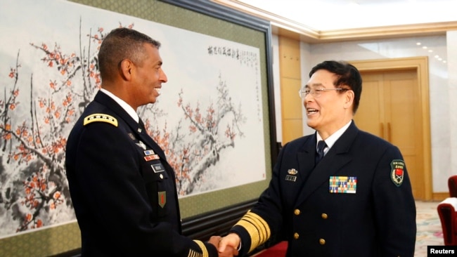 时任美国陆军太平洋部队司令的布鲁克斯上将2015年会见中国军队副参谋长孙建国（路透社）