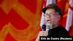 Pemimpin pemberontak senior komunis Filipina Jorge Madlos, juga dikenal sebagai "Ka Oris", berbicara selama perayaan peringatan 42 tahun berdirinya Partido Komunista ng Pilipinas (Partai Komunis Filipina) di Gunung Diwata, Surigao del Sur di Filipina sela