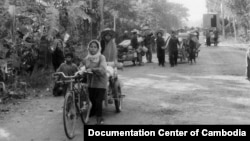 Cambodians pulled carts of their belongings back to their home villages after the fall of the Democratic Kampuchea regime, in January 1979. (Courtesy of Documentation Center of Cambodia Archives)