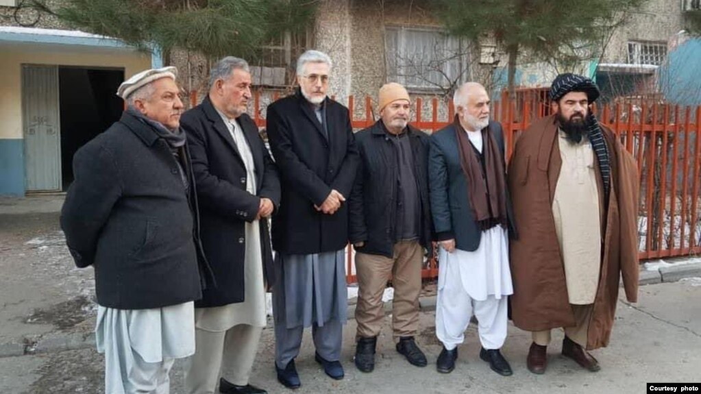 In this photo provided to VOA by Hasina Jalal, her father Faizullah Jalal, an Afghan professor (3rd from right), is seen with friends outside of his Kabul home on Jan. 11, 2022, after his release from a 4-day detention by the Taliban. (Courtesy photo)