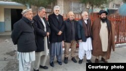En esta foto cortesía de Hasina Jalal, su padre Faizullah Jalal, un profesor universitario afgano, aparece tercero a la derecha con varios amigos en su casa de Kabul el 11 de enero de 2022, después de cuatro días arrestado por los talibanes.