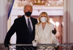 La primera dama de EE. UU. Jill Biden y su esposo, el presidente Joe Biden, observan los fuegos artificiales en Washington DC, el día de la toma de posesión del mandatario, el 20 de enero de 2021. Jill Biden usa guantes de piel de Wing + Weft Gloves.