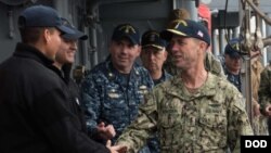 美国海军作战部长理查森（右）2017年12月16日视察第七舰队