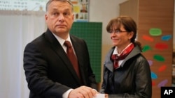 匈牙利总理欧尔班投票，他的夫人在身旁（2016年10月2日）