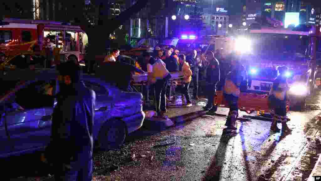 Médecins et agent de la police sur les lieux de l'explosion, Turquie, le 13 mars, 2016.