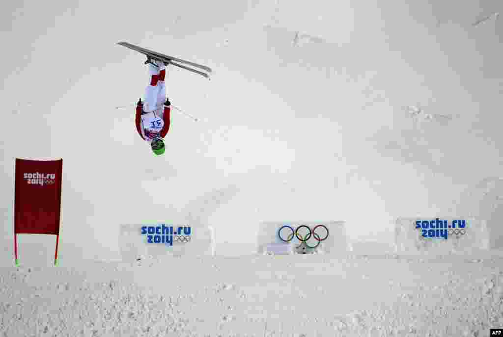 Atlet China Ning Qin dalam babak kualifikasi ski gaya bebas di Rosa Khutor Extreme Park, Sochi (6/2). (AFP/Javier Soriano)