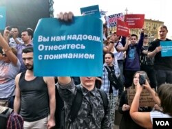 'We're Sick of You. Hope you Understand' reads a demonstrator's sign in Moscow's Pushkin Square. A proposed Kremlin reform to raise the pension age in Russia has sparked a wave of protests nationwide and sent President Vladimir Putin's approval ratings in a downward spiral. (VOA/C. Maynes)