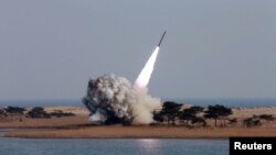 Foto yang dirilis oleh kantor berita Korea Utara (KCNA) di Pyongyang ini menayangkan gambar uji coba peluncuran roket tanggal 4 Maret 2016 yang lalu (Foto: dok).