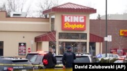Polisi berjaga di luar supermarket King Soopers, yang menjadi lokasi penembakan massal, di Boulder, Colorado, Senin, 22 Maret 2021. (Foto: David Zalubowski/AP)